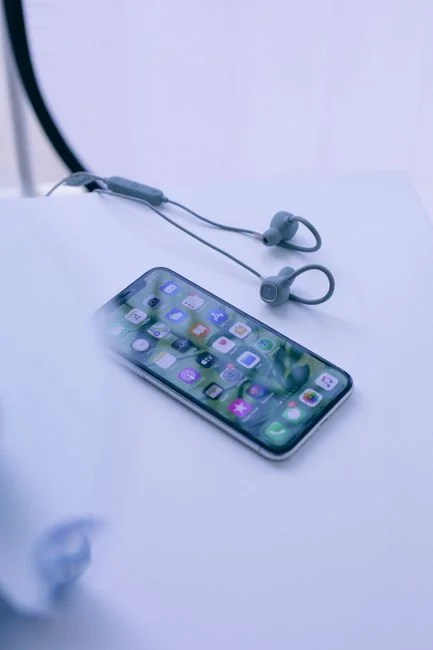 Un espace de travail minimaliste avec deux écrans, un clavier, une souris et un carnet, pensé pour la productivité.